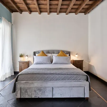 Acadamis - Garibaldi 9 Bis - Piazza Castello