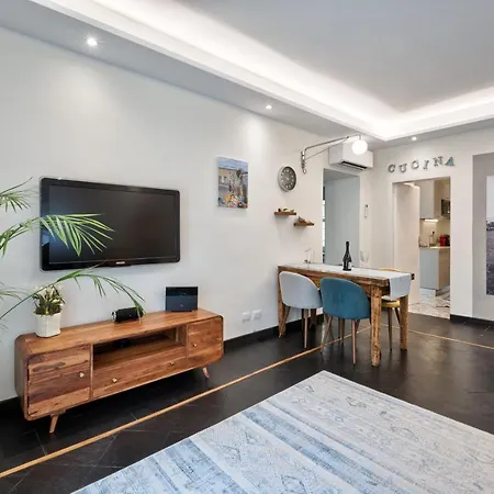 Acadamis - Garibaldi 9 Bis - Piazza Castello *