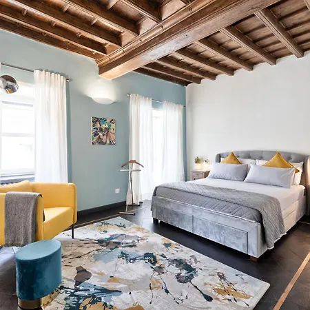 Acadamis - Garibaldi 9 Bis - Piazza Castello *