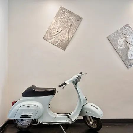 Acadamis - Garibaldi 9 Bis - Piazza Castello