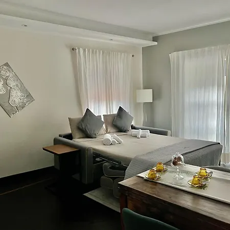 Acadamis - Garibaldi 9 Bis - Piazza Castello *