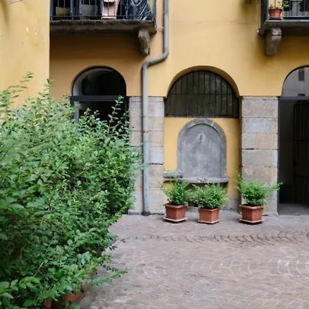 Acadamis - Garibaldi 9 Bis - Piazza Castello *