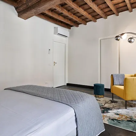 Acadamis - Garibaldi 9 Bis - Piazza Castello