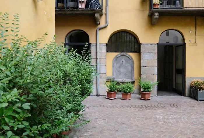 Acadamis - Garibaldi 9 Bis - Piazza Castello *