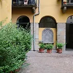 Acadamis - Garibaldi 9 Bis - Piazza Castello *